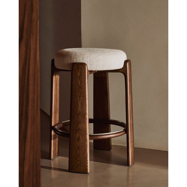 Bēša/tumša dabīga toņa oša masīvkoka bāra taburete (sēdekļa augstums 65 cm) Granite – Kave Home-image-1