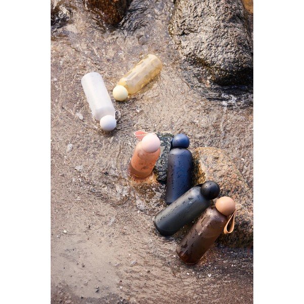 Melna pārstrādātas plastmasas pudele ceļojumiem 650 ml Tom – Sagaform-image-1