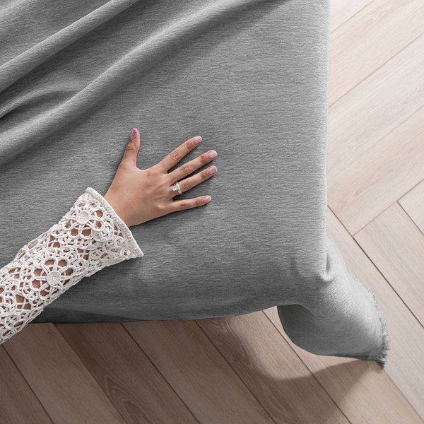 Pelēks gultas pārklājs no šenila 220x240 cm Talo – Filumi-image-1