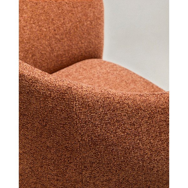 Terakotas oranžs polsterēts ēdamistabas krēsls ar roku balstiem Bosca – Kave Home-image-2