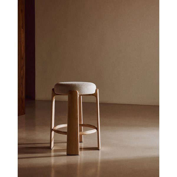 Bēša/gaiša dabīga toņa oša masīvkoka bāra taburete (sēdekļa augstums 65 cm) Granite – Kave Home-image-1