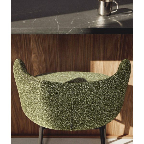 Tumši zaļš polsterēts bāra krēsls (sēdekļa augstums 75 cm) Ciselia – Kave Home-image-1