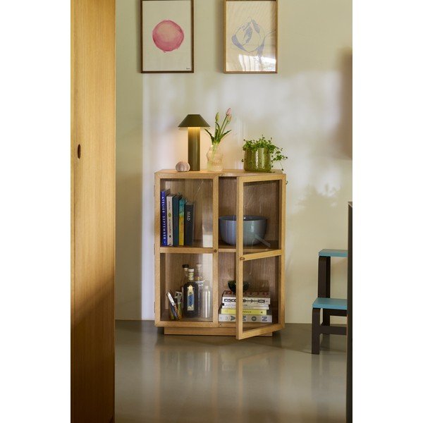 Dabīga toņa piekarināma vitrīna ar ozolkoka imitāciju 70x90x39 cm Mae – Hübsch-image-1