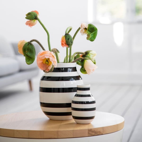 Melnbalta keramikas vāze Kähler Design Omaggio, augstums 20 cm-image-1