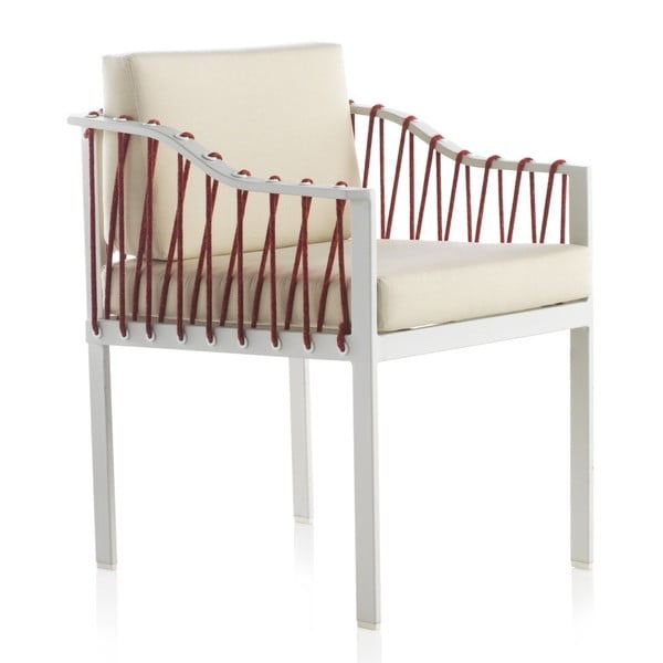 Balts dārza krēsls ar sarkanām detaļām zosu sviedri