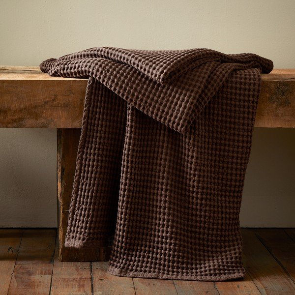 Tumši brūns kokvilnas pleds 150x200 cm Jaipur Chunky Waffle – Pineapple Elephant-image-1