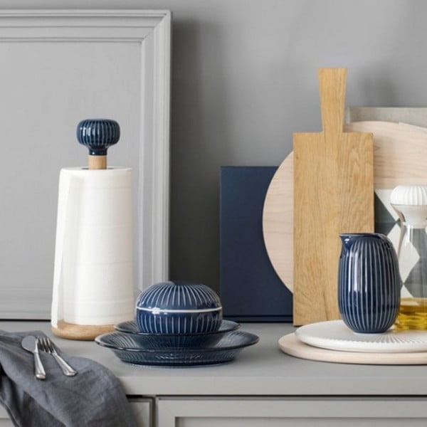 Papīra dvieļu turētājs no ozolkoka ar tumši zilām porcelāna detaļām Kähler Design Hammershoi-image-1