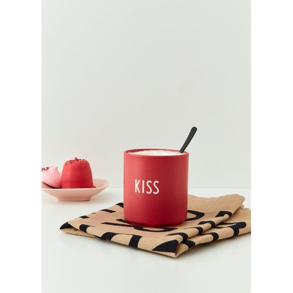 Sarkana porcelāna krūze Design Letters Kiss, 300 ml-image-1