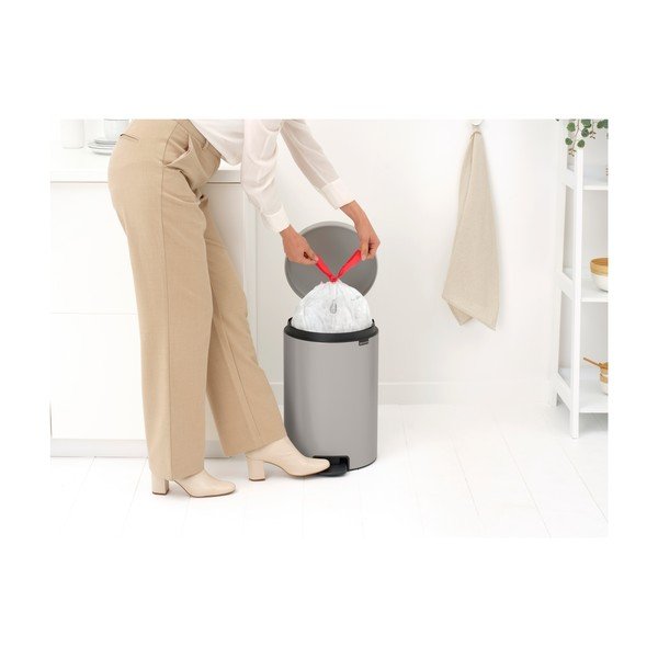 Gaiši pelēka tērauda atkritumu tvertne ar pedāli 20 l NewIcon – Brabantia-image-1