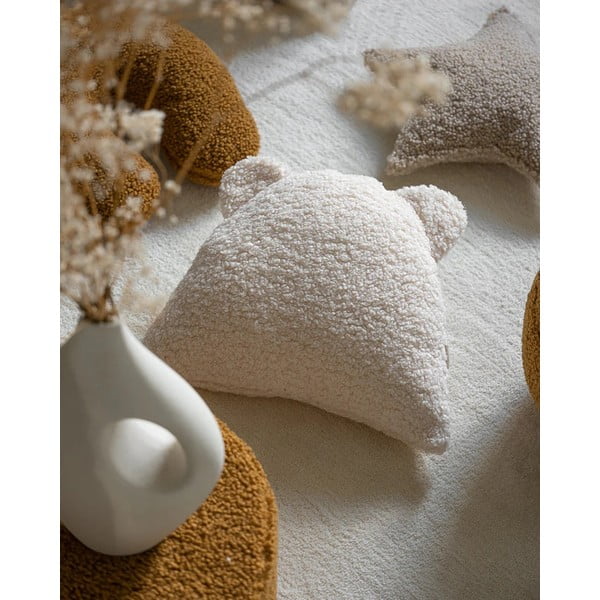 Krēmkrāsas bērnu dīvāna spilvens no buklē auduma Bear – Wigiwama-image-3