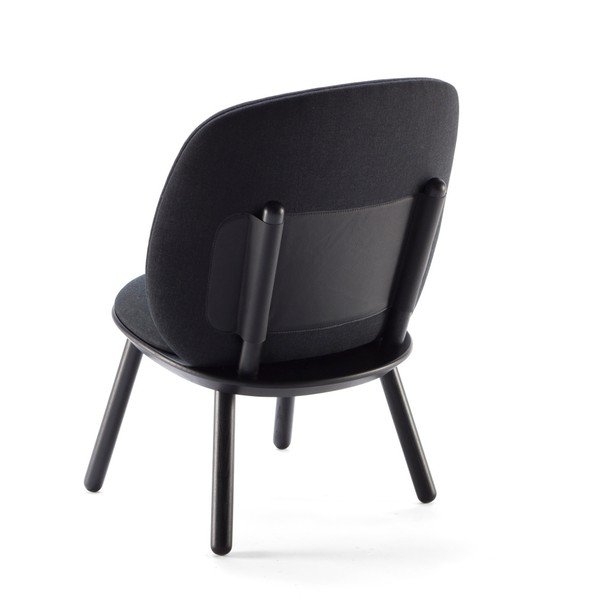 Melns krēsls ar oša koka struktūru un ādas detaļām EMKO Naïve-image-3