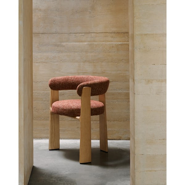 Dabīga toņa/terakotas oranžs oša masīvkoka ēdamistabas krēsls ar roku balstiem Granite – Kave Home-image-1