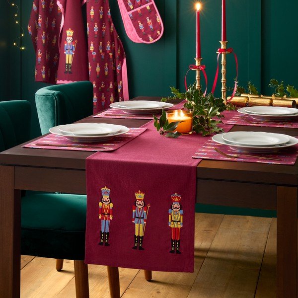 Kokvilnas galda celiņš ar Ziemassvētku motīvu 220x32 cm Christmas Nutcracker – Catherine Lansfield-image-1