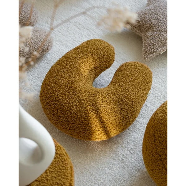 Brūns bērnu dīvāna spilvens no buklē auduma U – Wigiwama-image-1