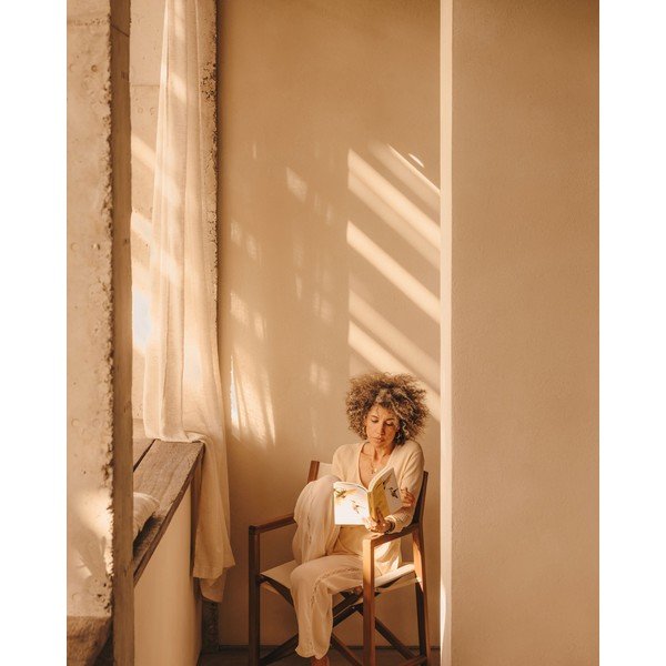 Balti/dabīga toņa masīvkoka dārza krēsli (2 gab.) Thianna – Kave Home-image-2