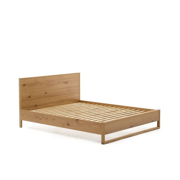 Dabīga toņa ozola masīvkoka divvietīga gulta ar redelēm 180x200 cm Alguema – Kave Home