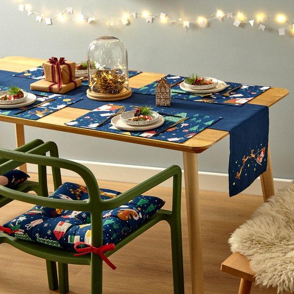 Tekstila galda paliktiņi ar Ziemassvētku motīvu (2 gab.) 30x46 cm Santa's Christmas Wonderland – Catherine Lansfield-image-2