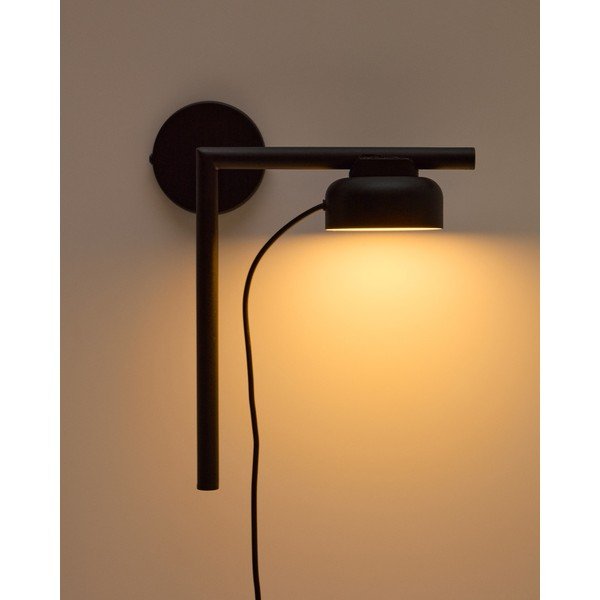 Melna metāla LED sienas lampa ar regulējamu spilgtumu ar vadu Orey – Kave Home-image-2