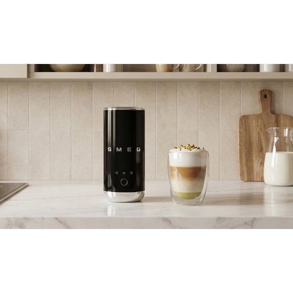 Melns plastmasas elektriskais piena putotājs 120 ml – SMEG-image-2