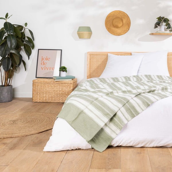 Gaiši zaļš gultas pārklājs 180x220 cm Abby – douceur d'intérieur