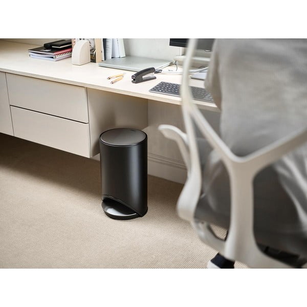 Matēti melna metāla atkritumu tvertne ar pedāli 10 l Arc – Joseph Joseph-image-1