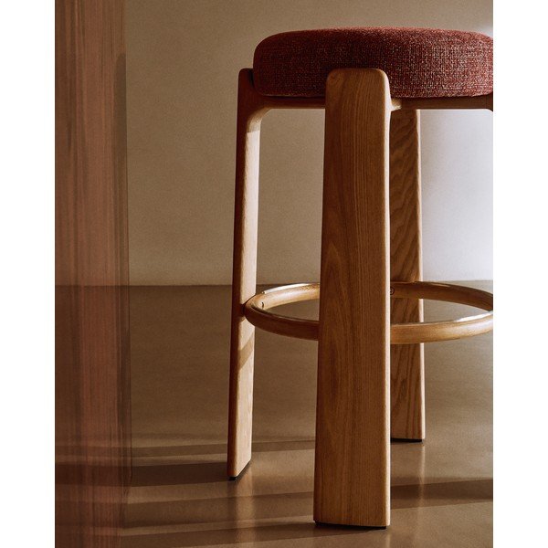 Terakotas oranža/tumša dabīga toņa oša masīvkoka bāra taburete (sēdekļa augstums 75 cm) Granite – Kave Home-image-3