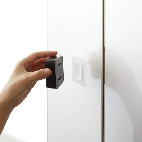 Melns plastmasas pašlīmējošs virtuves dvieļu turētājs Film Hook – YAMAZAKI-image-3