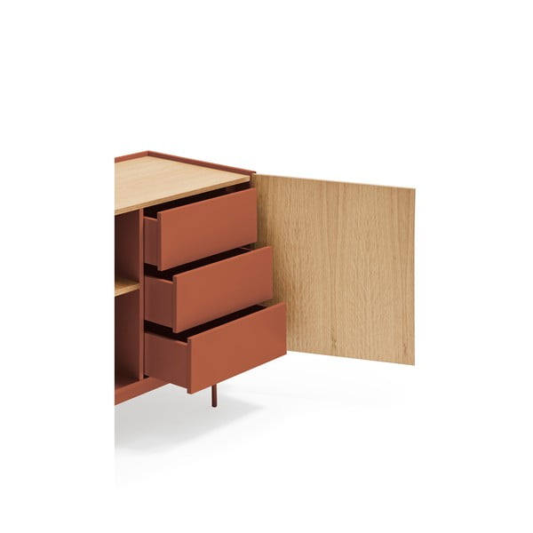 Ķieģeļu sarkana/dabīga toņa zema kumode ar ozolkoka imitāciju 130x78 cm Otto – Teulat-image-4