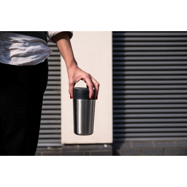 Tumši zila/spīdīgas sudraba krāsas ceļojumu krūze 450 ml Sipp – Joseph Joseph-image-1