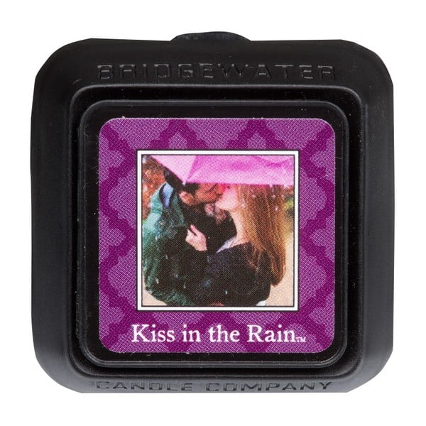 Bridgewater Candle Company Kiss In The Rain auto aromāts, upeņu, aveņu, zemeņu un vijolīšu aromāts.