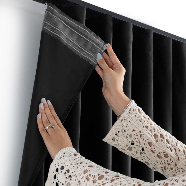 Melns samta daļēji gaismu necaurlaidīgs aizkars 140x175 cm Velto – Filumi-image-4