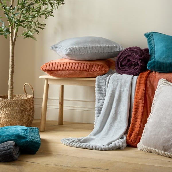 Mikroplīša dekoratīvais spilvens 55x55 cm Velvet and Faux Fur – Catherine Lansfield-image-4