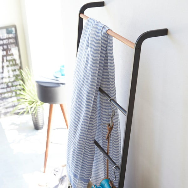 Melnas dekoratīvās kāpnes ar dižskābarža koka detaļām YAMAZAKI Tower Ladder-image-2