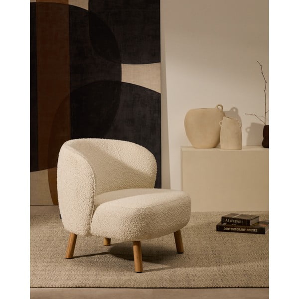 Krēmkrāsas atpūtas krēsls no buklē auduma Ulit – Kave Home-image-1