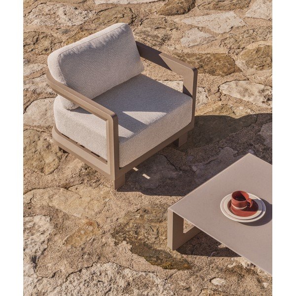 Krēmkrāsas/pelēkbrūns polsterēts dārza atpūtas krēsls Nerano – Kave Home-image-1