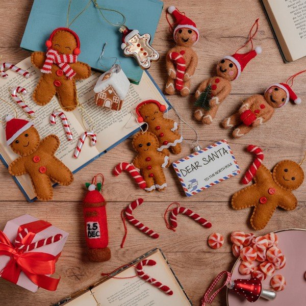 Tekstila ar rokām izgatavoti Ziemassvētku eglītes rotājumi (2 gab.) 6,5 cm Gingerbread Couple – Sass & Belle-image-1