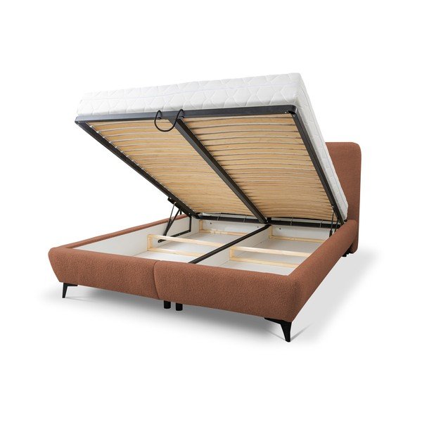 Terakotas oranža polsterēta divvietīga gulta ar veļas kasti un redelēm 140x200 cm Makapu – Makamii-image-1