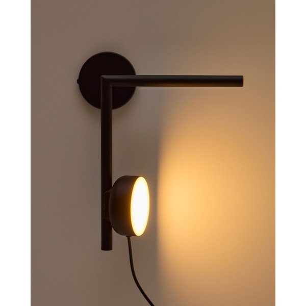 Melna metāla LED sienas lampa ar regulējamu spilgtumu ar vadu Orey – Kave Home-image-1