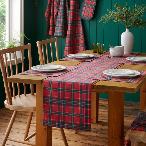 Kokvilnas galda celiņš ar Ziemassvētku motīvu 220x32 cm Christmas Tartan Check – Catherine Lansfield-image-1