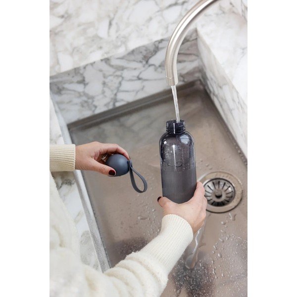 Tumši pelēka pārstrādātas plastmasas pudele ceļojumiem 600 ml Ture – Sagaform-image-1