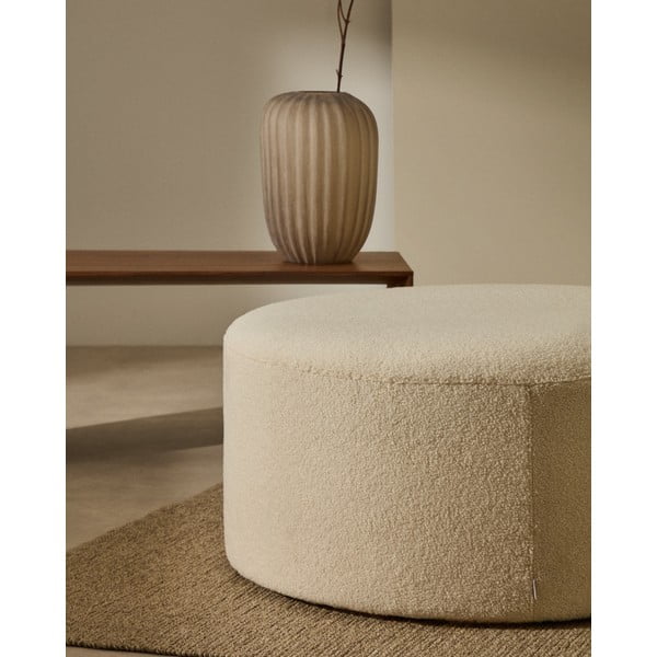 Krēmkrāsas pufs no buklē auduma Kaeli – Kave Home-image-1