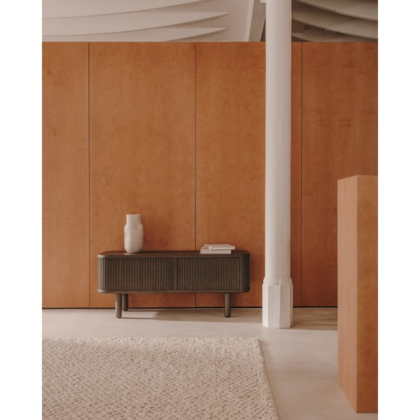 Tumši brūns TV galdiņš ar oškoka imitāciju 120x50 cm Mailen – Kave Home-image-1