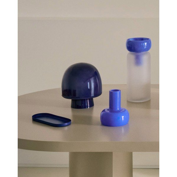 Tumši zila galda lampa ar stikla abažūru (augstums 20 cm) Reig – Kave Home-image-1
