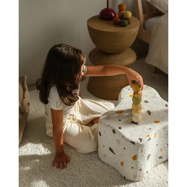 Balts bērnu pufs no buklē/šenila auduma Terrazzo Cloud – Wigiwama-image-2