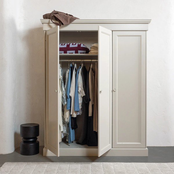 Pelēkbēšs priedes masīvkoka drēbju skapis 171x212x63 cm Olivia – WOOOD-image-2