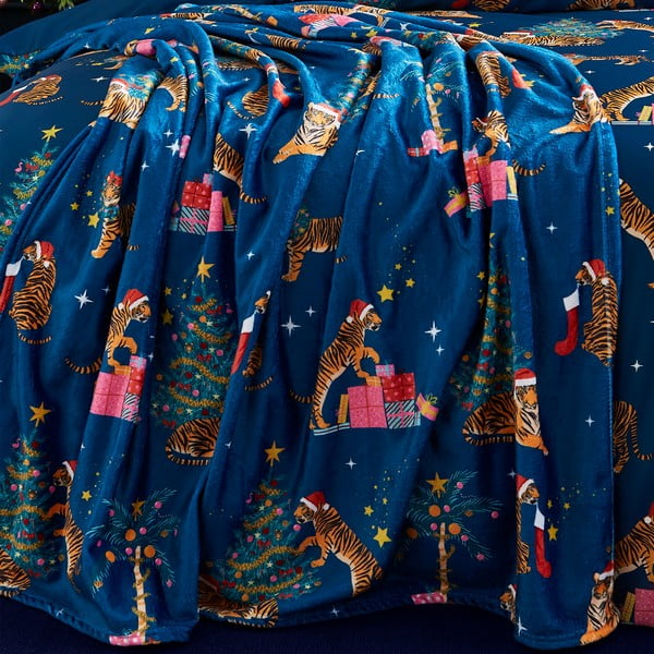 Zils mikroplīša pleds ar Ziemassvētku motīvu 130x170 cm Christmas Tiger – Catherine Lansfield-image-2