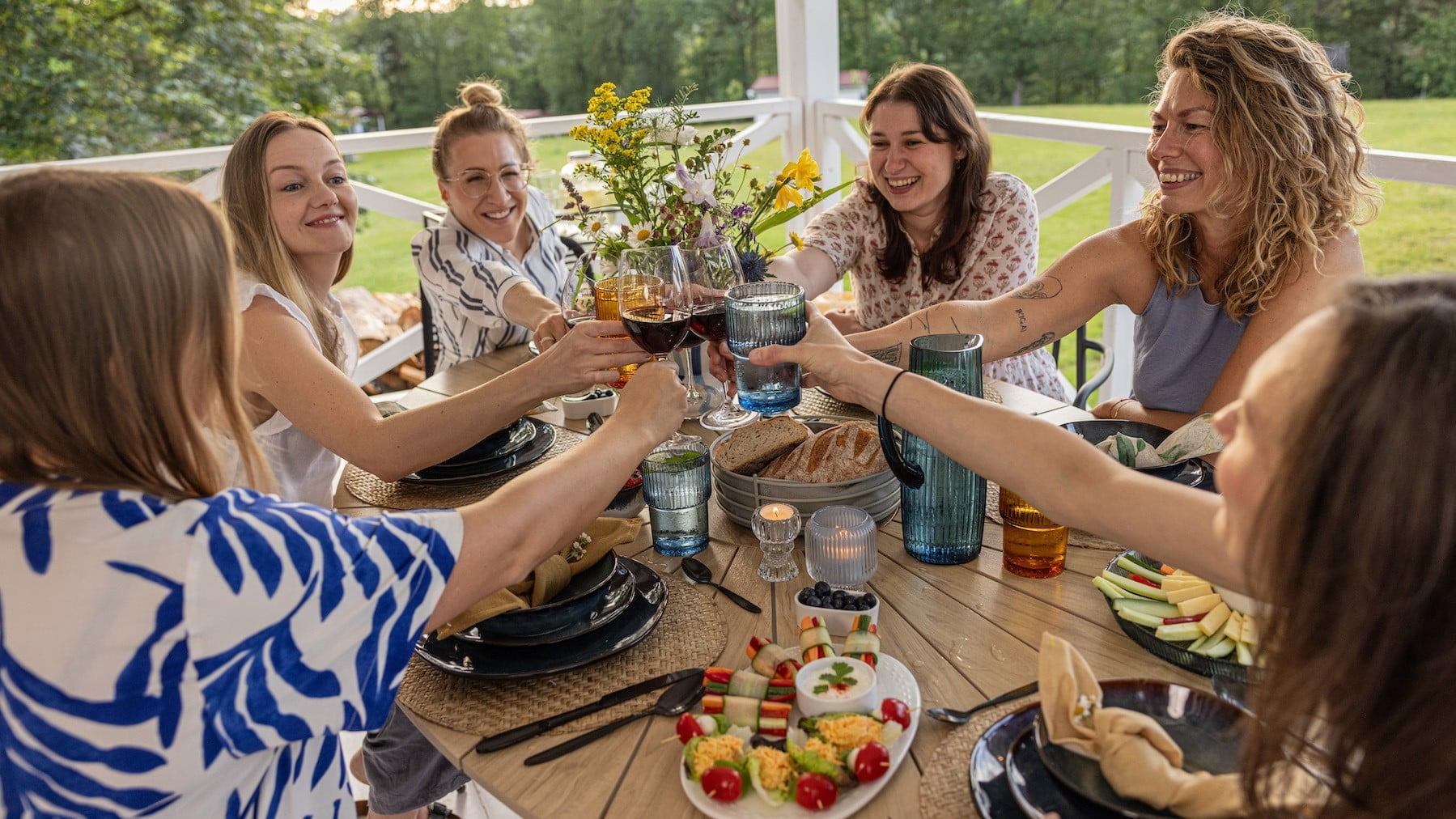 Ģimenes dārza ballīte ar gardām uzkodām