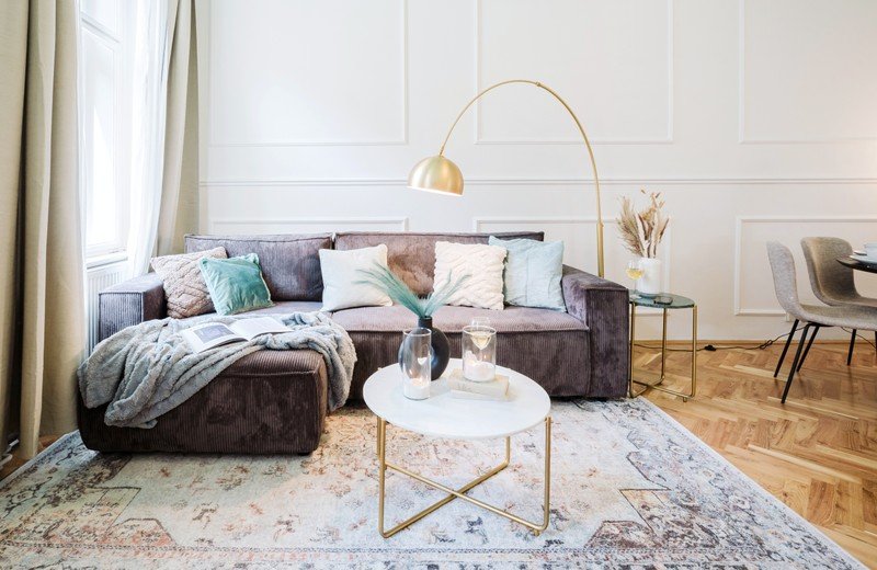 Krāsu spēle, glamūrs un augsti griesti