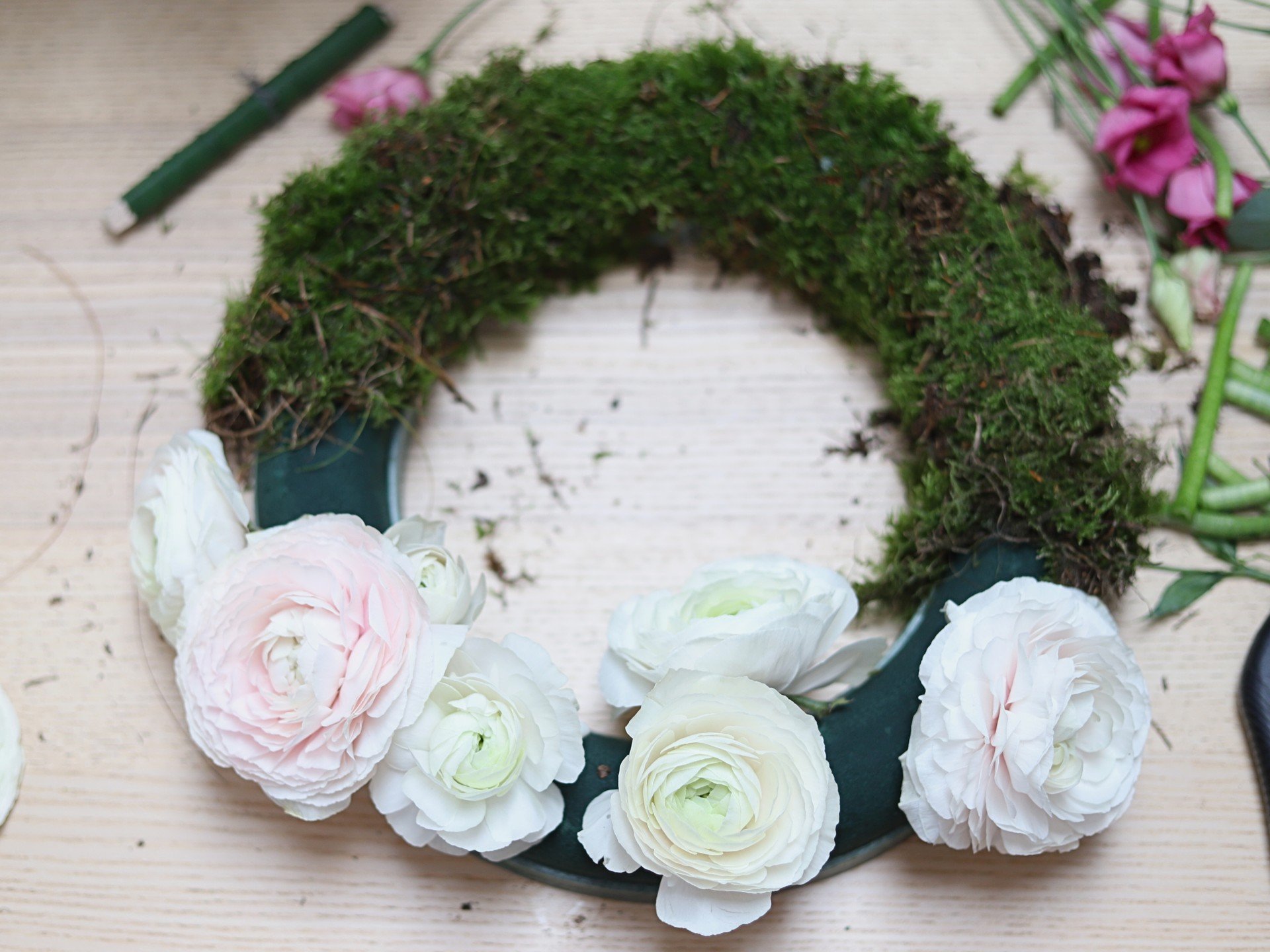 Pavasara vainaga veidošana ar Āzijas gundegām un sūnām.