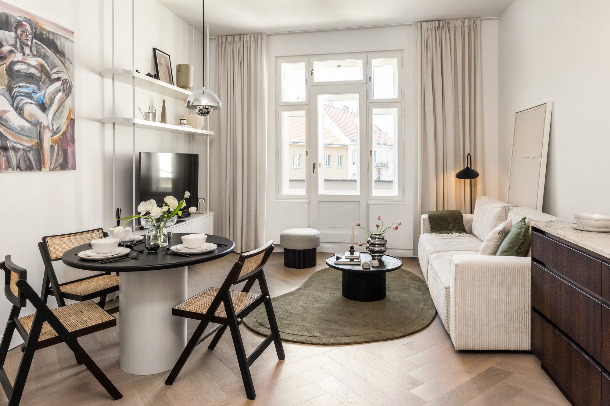 Mājīgas un nelielas viesistabas un ēdamzonas pamatā ir gaišas krāsas, gaisīgas mēbeles un vienots stils.